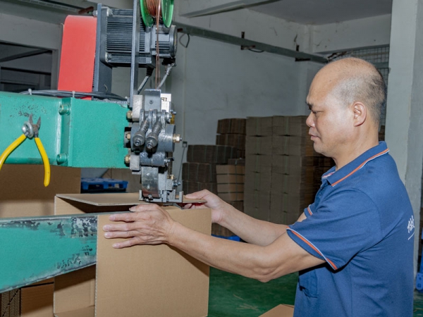 場(chǎng)效應(yīng)管的中類以及它的特點(diǎn)：